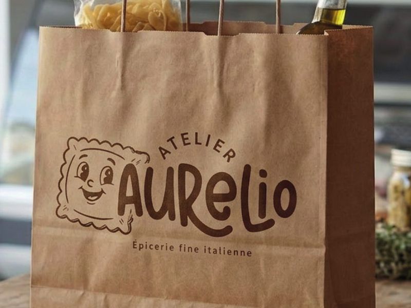 Logo Atelier Aurélio sur un sac kraft