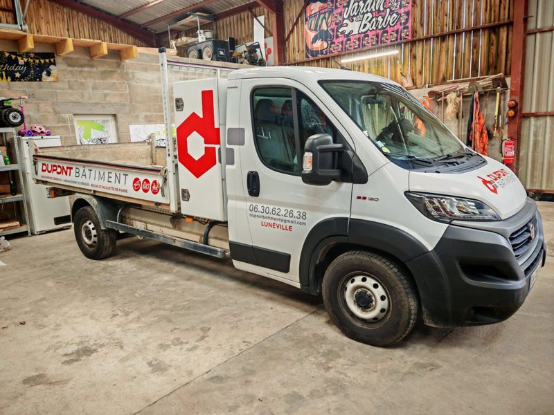 Camion benne Dupont Bâtiment avec son nouveau marquage